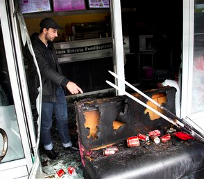 Stor ödeläggelse efter mordbrand, nu vill politikerna ha kameror på torget i Borås.